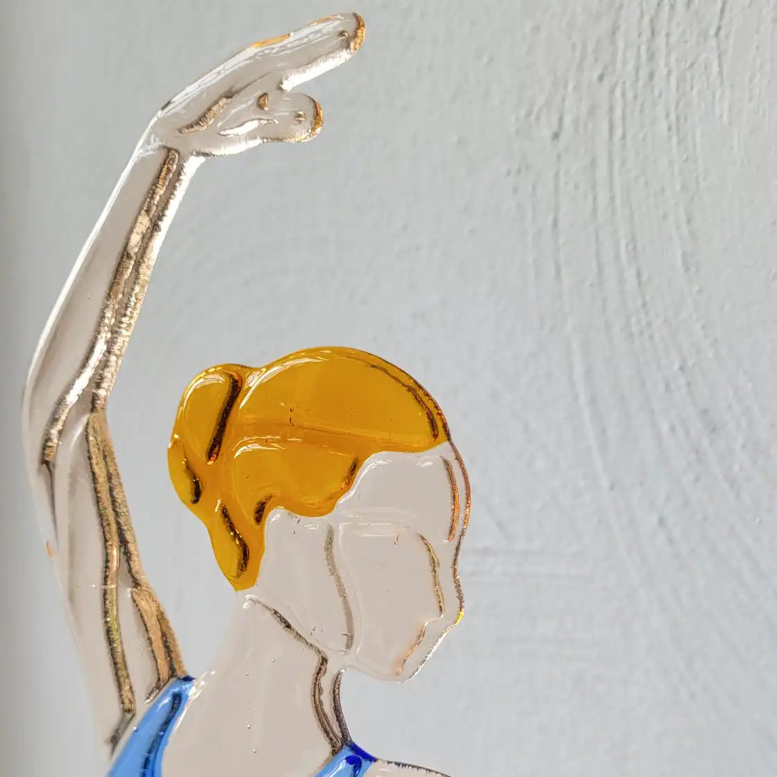 Ballerina op houten voet