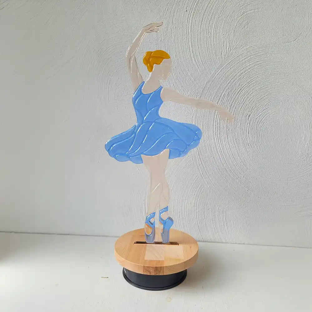 Ballerina op houten voet
