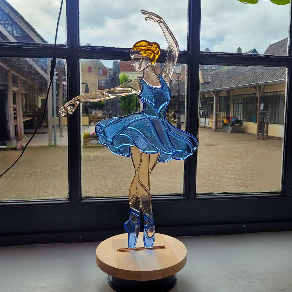 Ballerina op houten voet