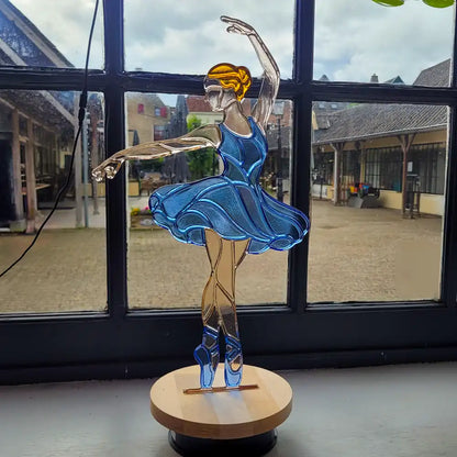 Ballerina op houten voet