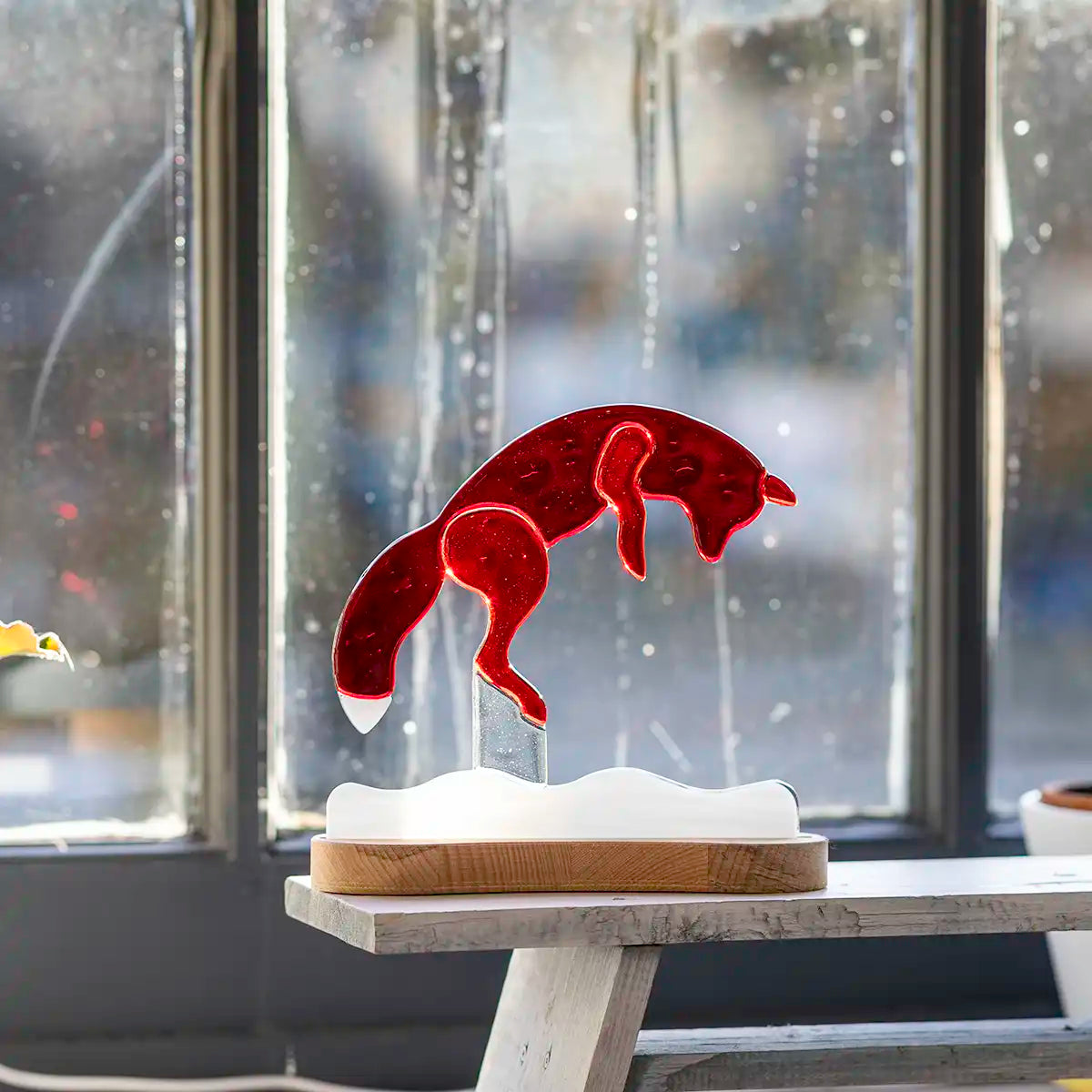 Jagende vos op houten voet