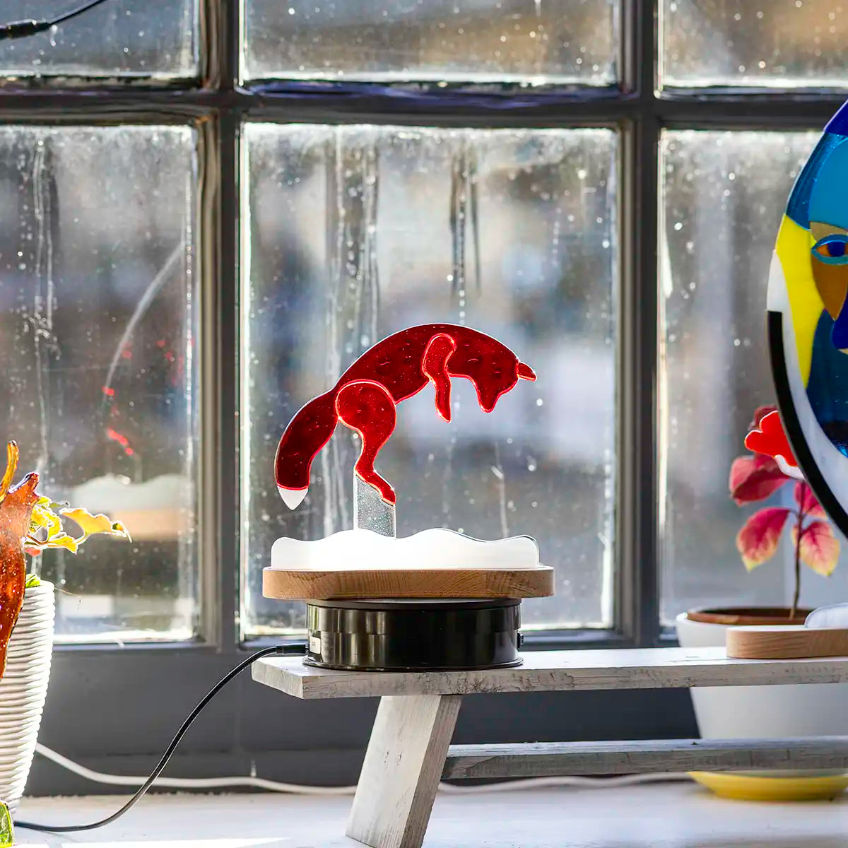 Jagende vos op houten voet