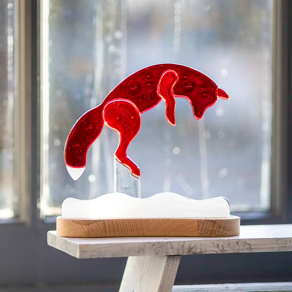 Jagende vos op houten voet