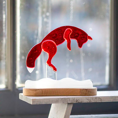 Jagende vos op houten voet